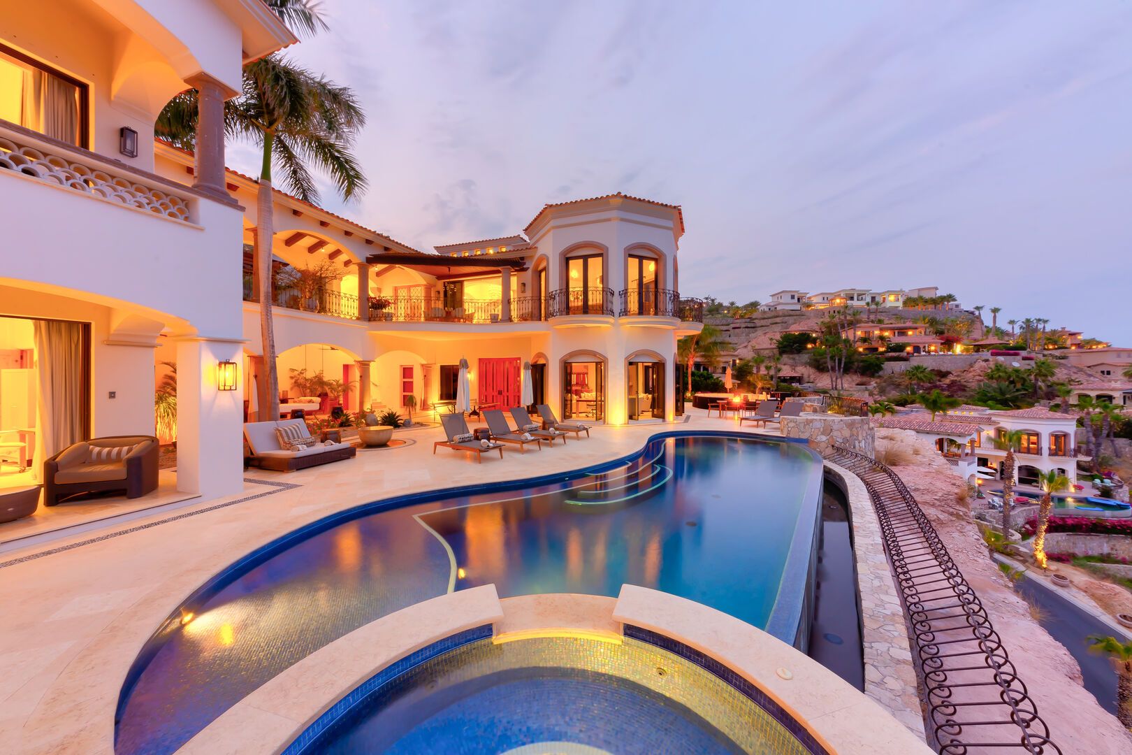 The private infinity pool at Hacienda 502 in Los Cabos