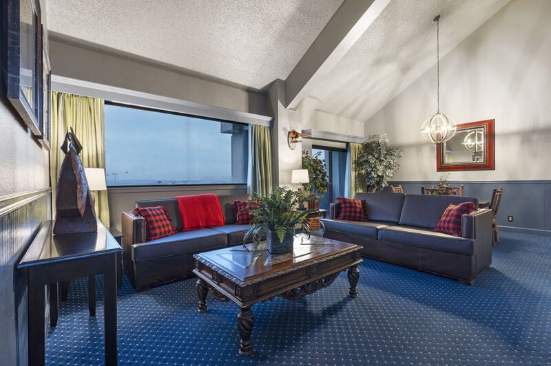 Top-of-the-Town King Suite at Thousand Hills Resort Hotel Photo