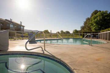 Tennis 662 - Resort Amenities! 2nd floor with deck/pool view!