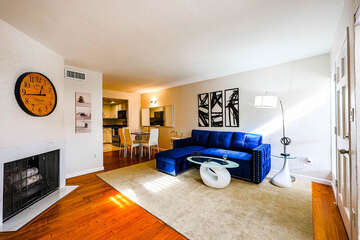 123 Stylish Central Condo @ Old Town!