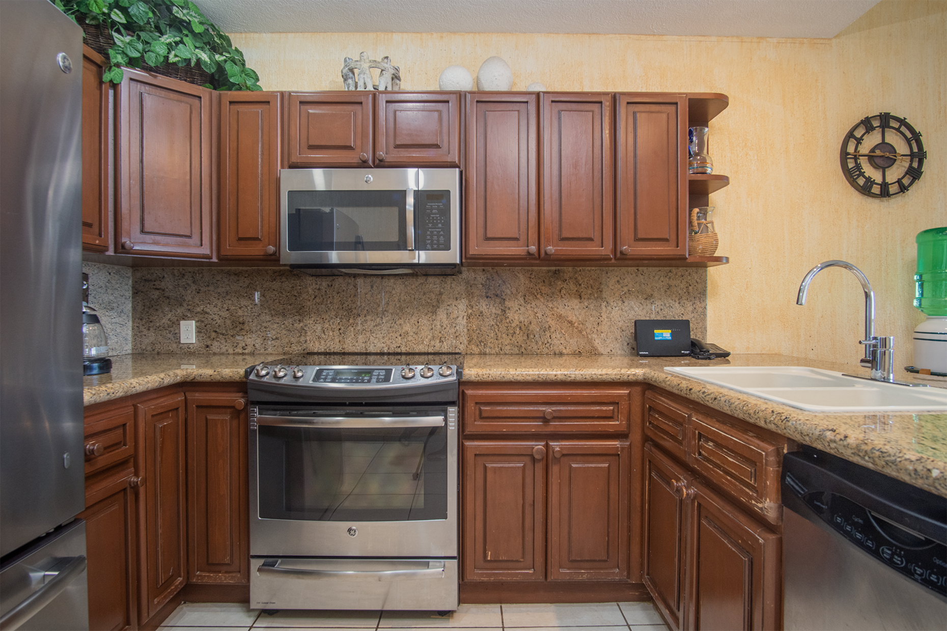 kitchen cabinets nd granite counter