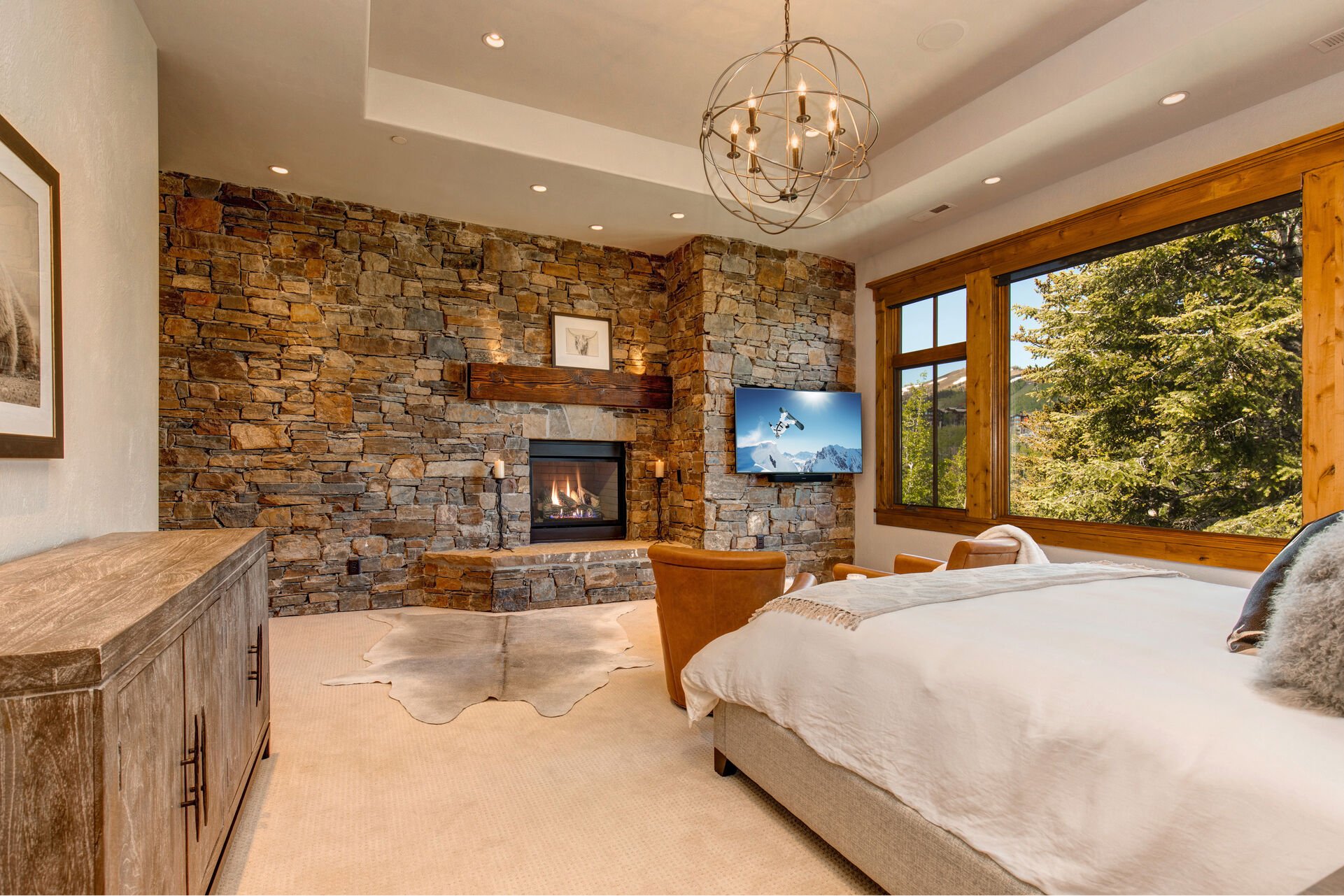 Master Bedroom with Fireplace, SmartTV, Seating Area