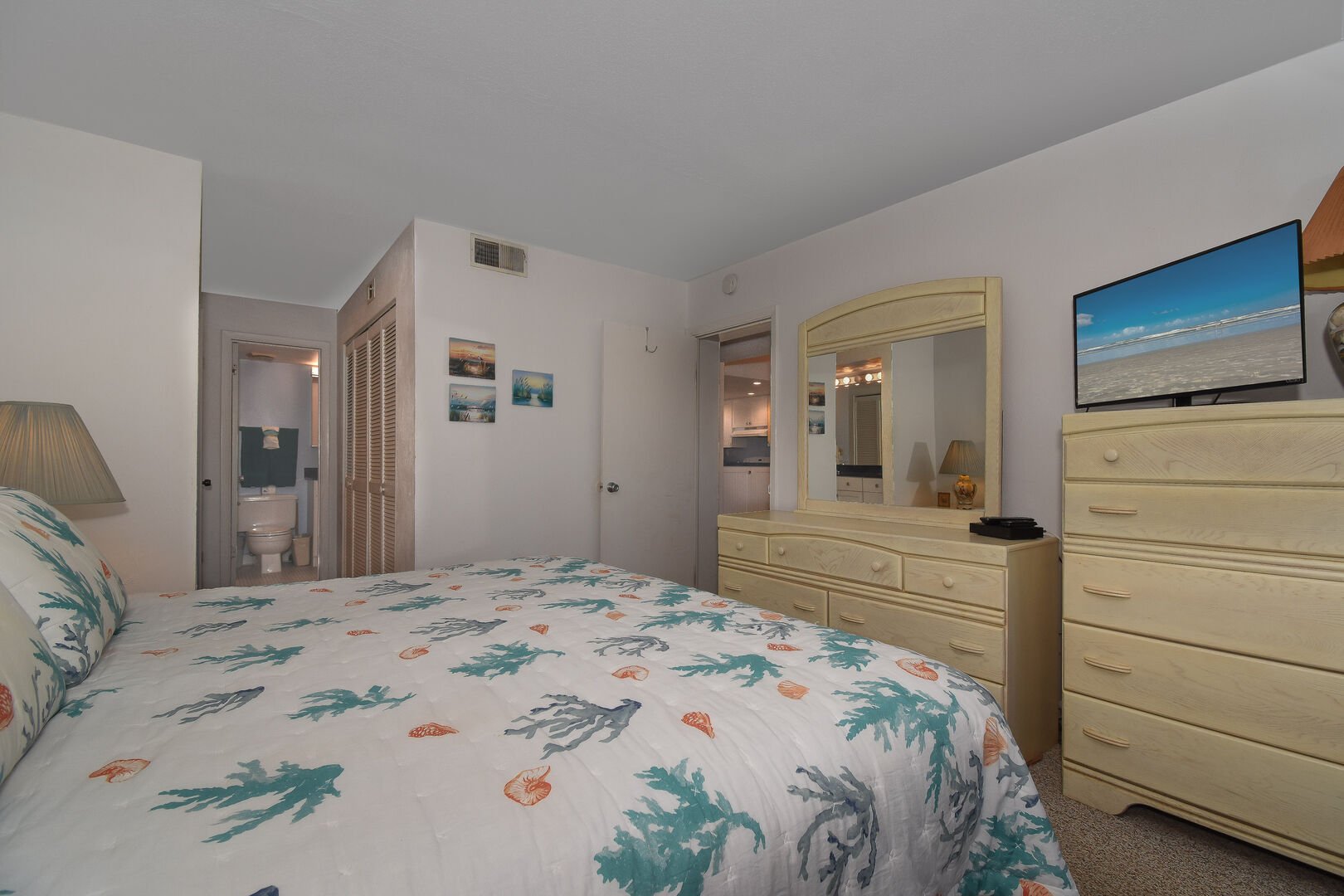 Bedroom with Access to Full Bath and a Flat Screen TV at Castle Reef 516