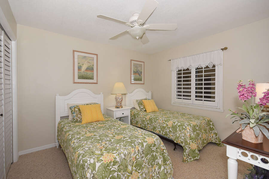 Guest bedroom with 2 twin beds.