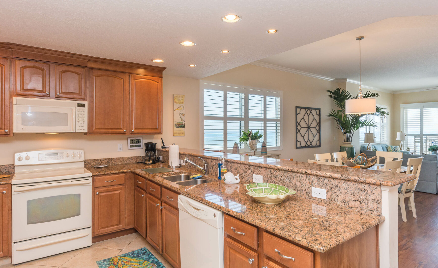 Ocean view, fully equipped kitchen