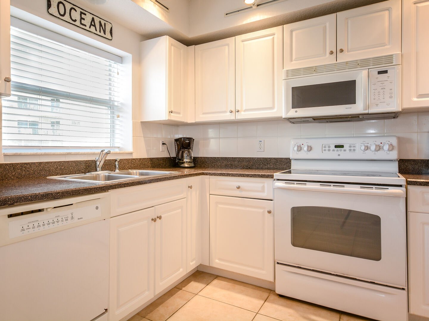 Fully equipped kitchen with additional seating for 3 at the kitchen counter.