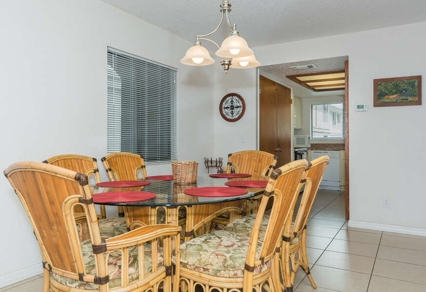 Dining area with seating for 6.