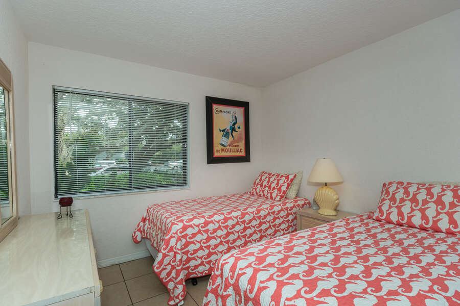This New Smyrna Beach vacation rental has a guest bedroom with 2 twin beds.