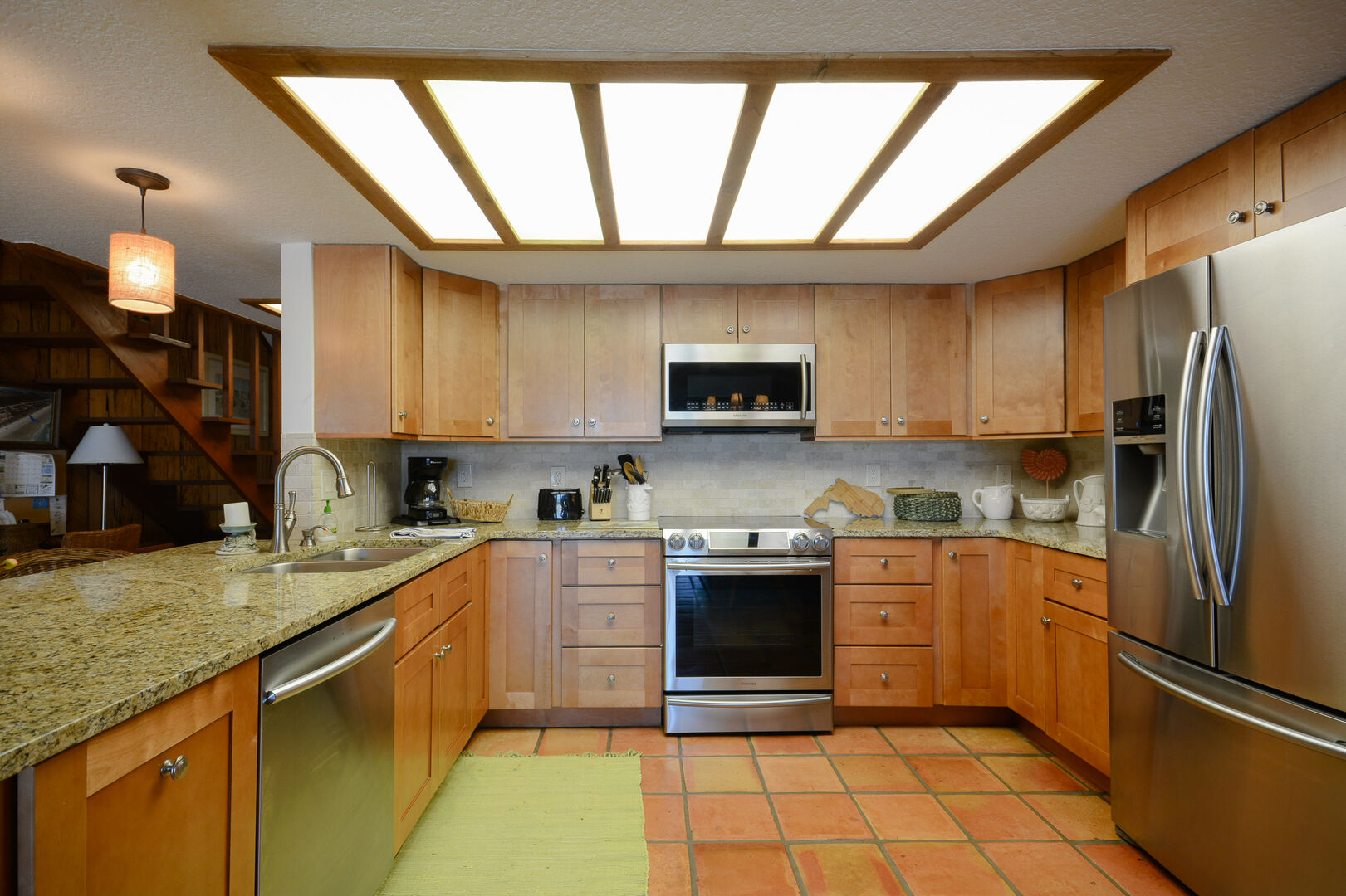 Ocean view, fully equipped kitchen.
