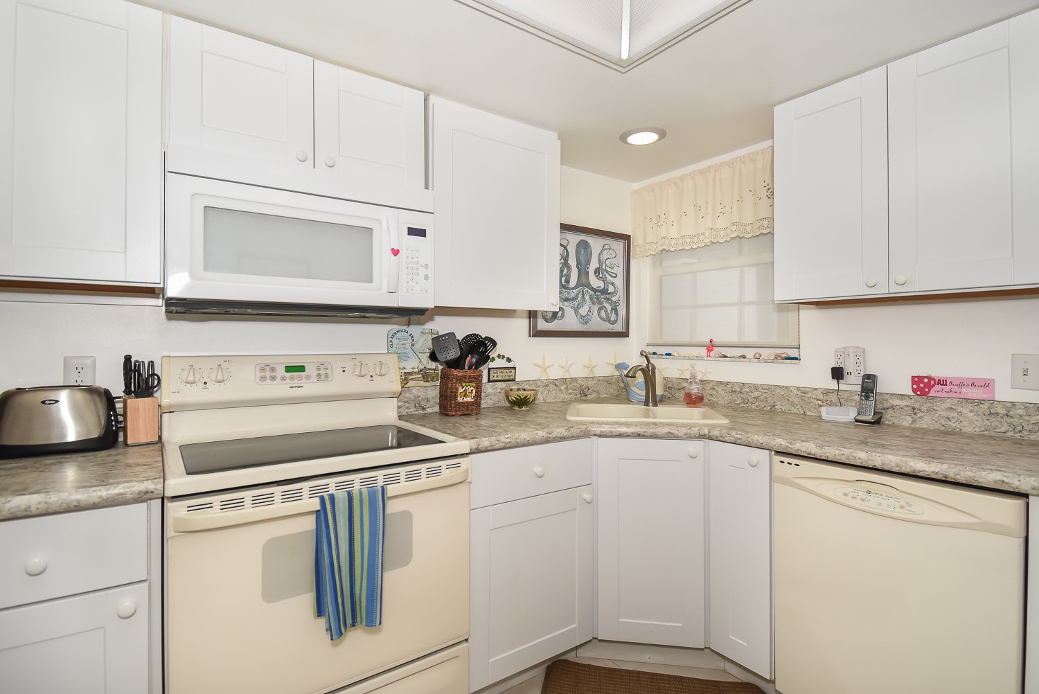 Fully equipped kitchen with additional dining for 2.
