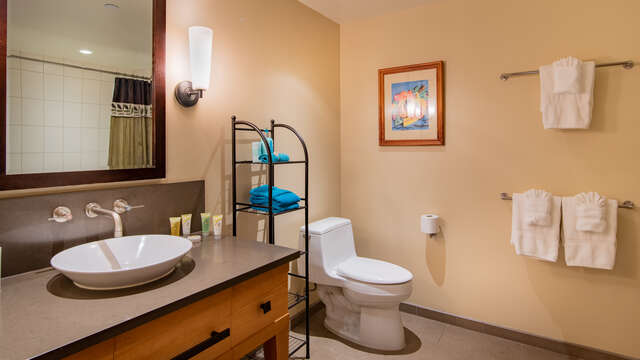 The 2nd bathroom with fully soaking tub & shower in our Ko Olina VIlla