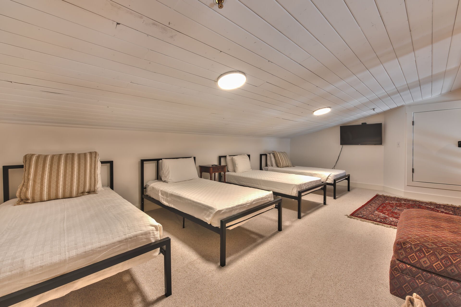 Loft with 4 Twin Beds and a 40