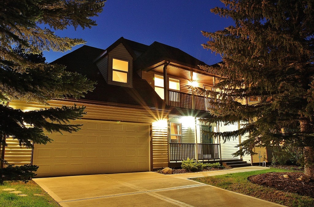 Front exterior view with 2-car garage and 2 additional driveway parking spots - Park City Sundance - Park City
