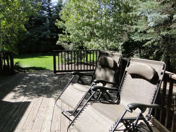 Private deck in back yard with lounge chairs and lots of family fun in summer and winter - Park City Sundance - Park City