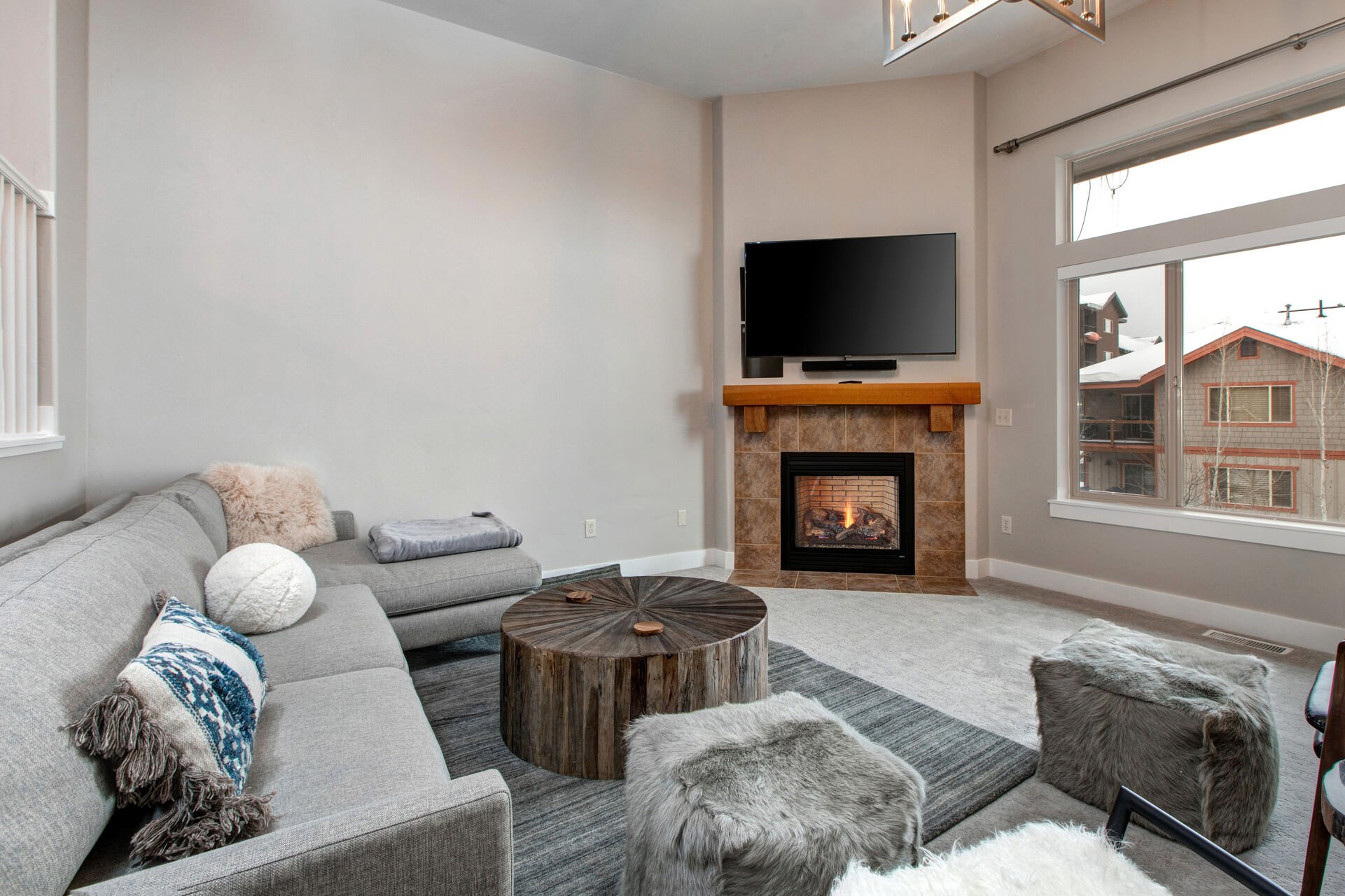 Living Room with Smart TV, Gas Fireplace, and Contemporary Mountain Furnishings