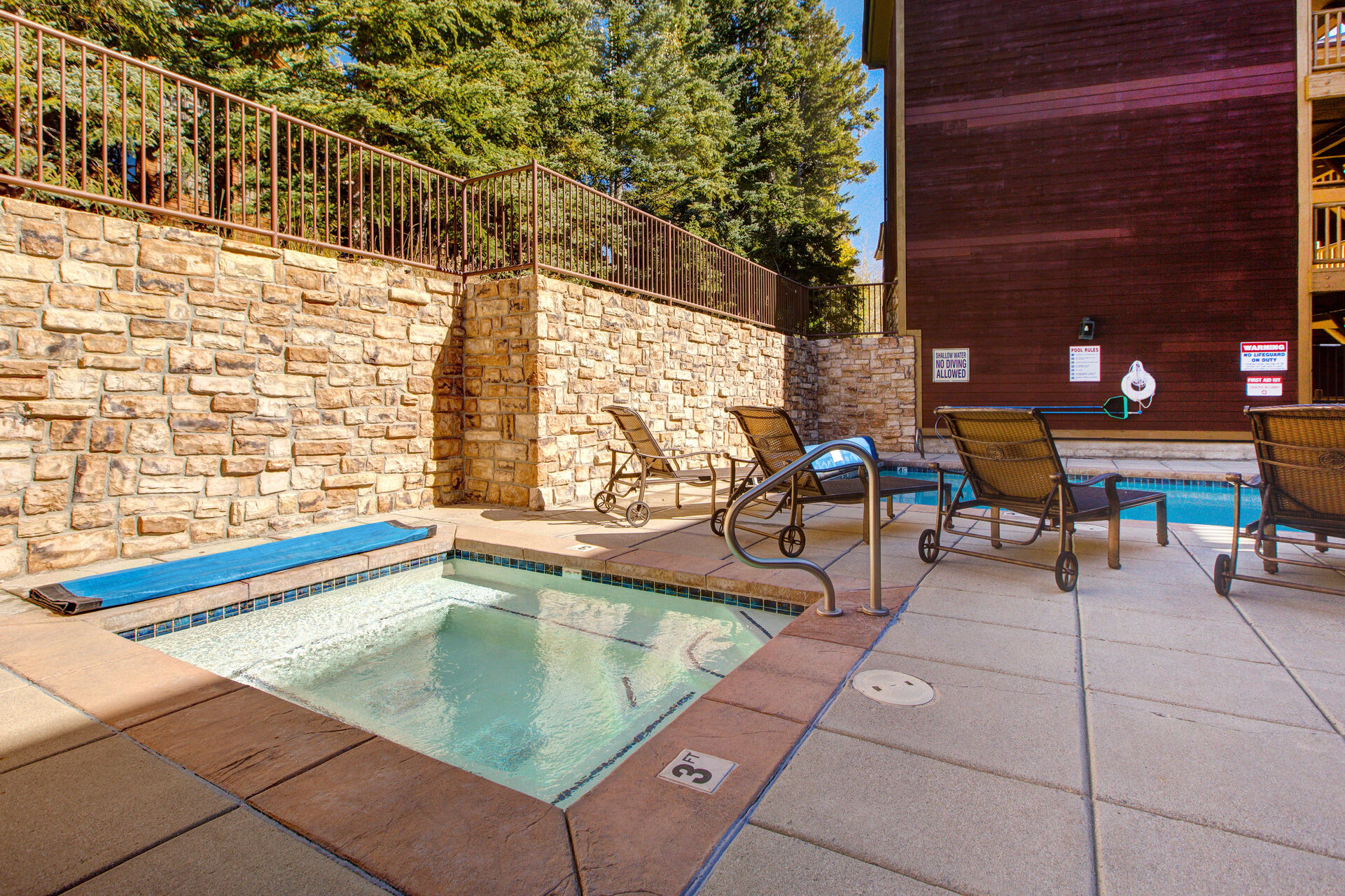 12-Person Hot Tub