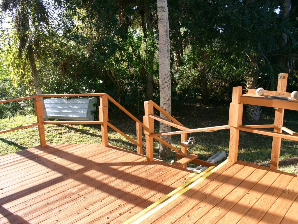 Deck with views of the canal.