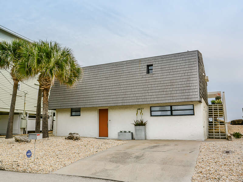This New Smyrna beach cottage rental from South Atlantic. Ave.