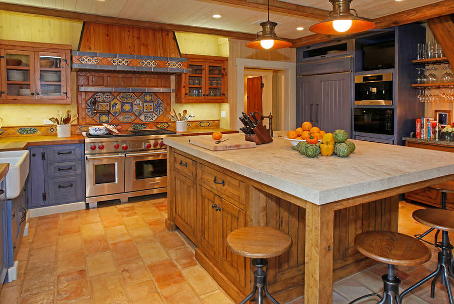 Country Kitchen with upscale amenties