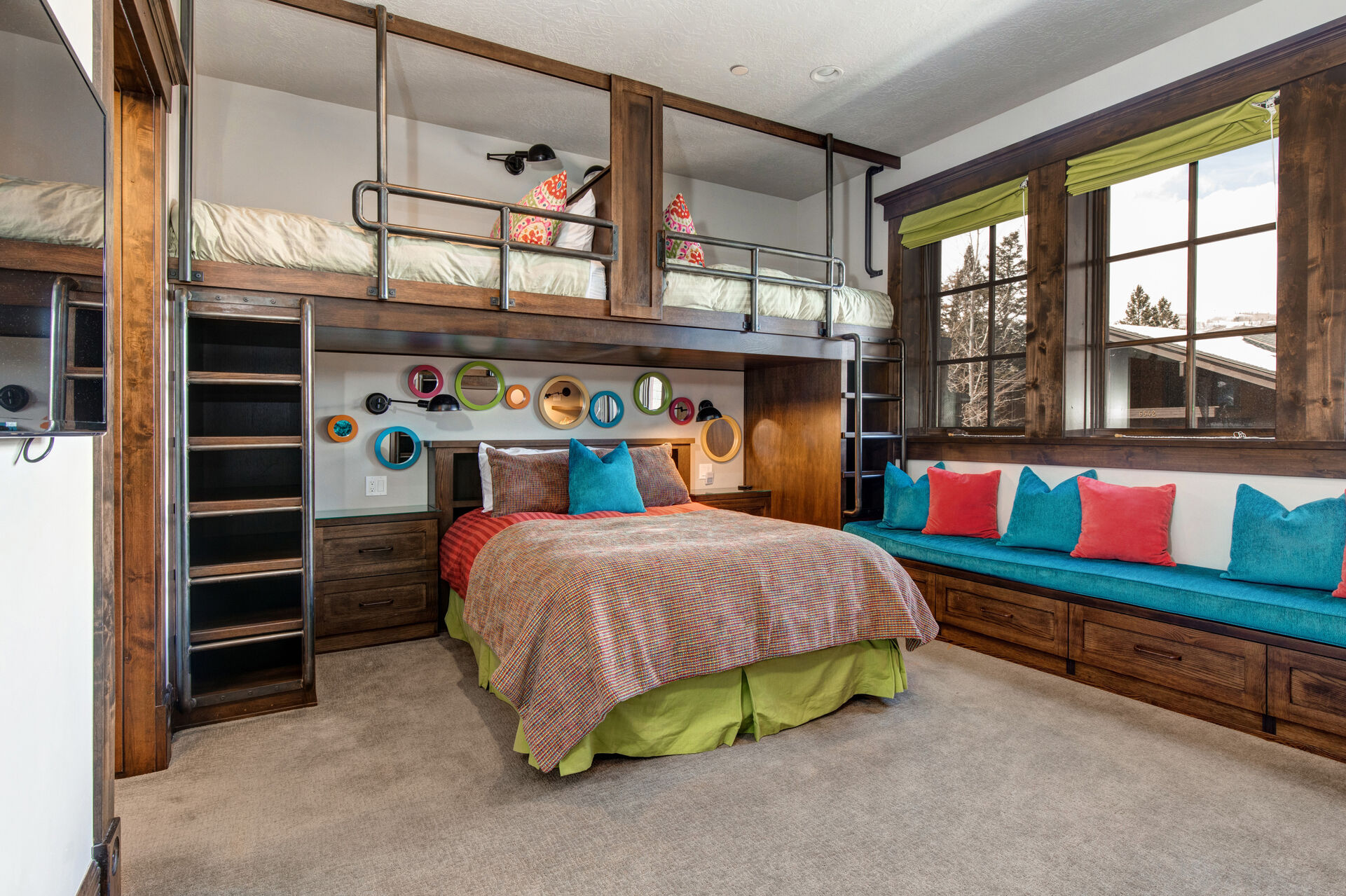 Bunk Room with Queen bed and 4 twin bunk beds
