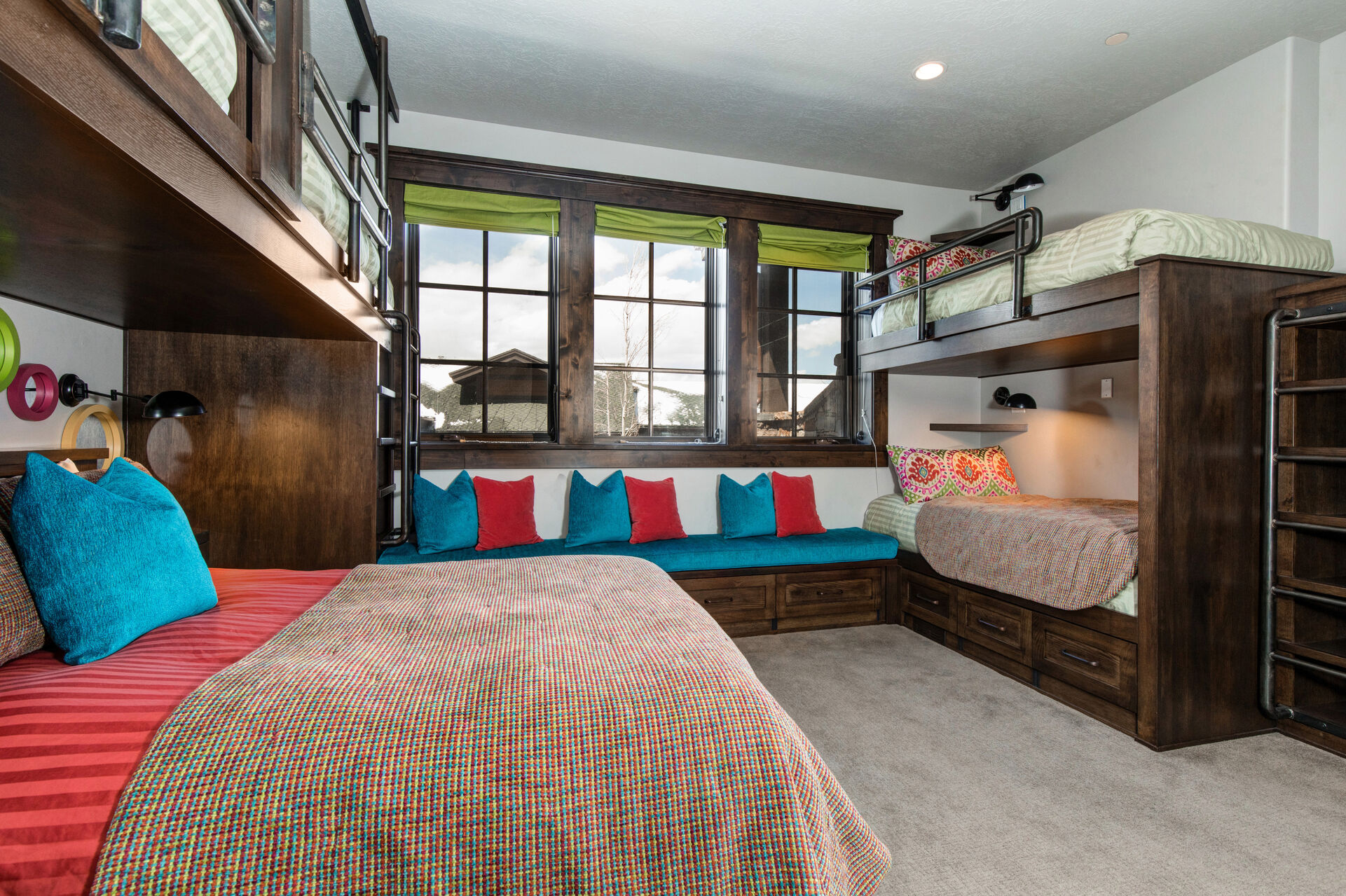 Bunk Room with Queen bed and 4 twin bunk beds