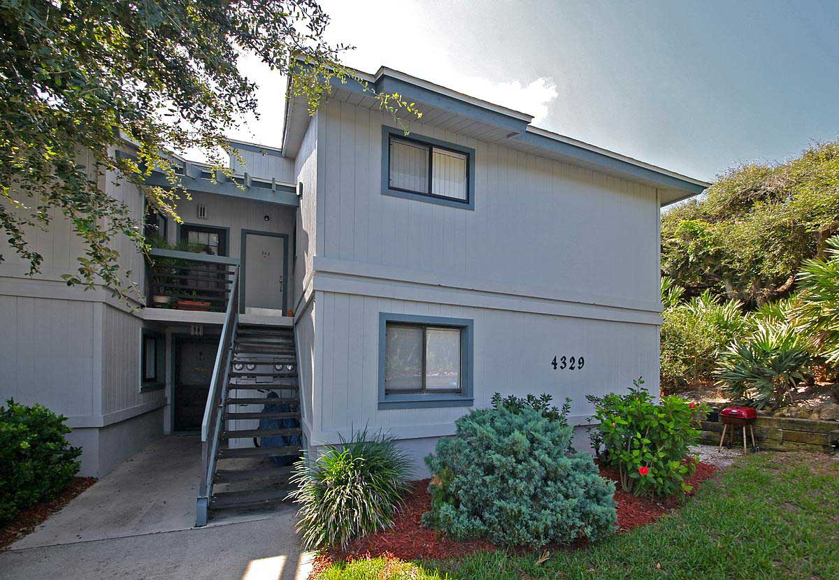 Exterior view of this Pet Friendly Condo in New Smyrna Beach FL.