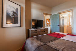 Master Bedroom - King Bed, Flatscreen TV, Full En-Suite Bathroom