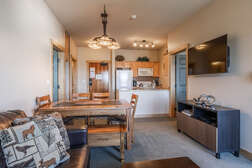Fully Equipped Kitchen / Living Room / Dining Table for 6