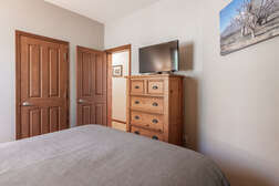 Bedroom 2, Queen Bed, Flatscreen TV
