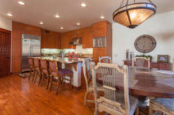 Kitchen/Dining Table/Bar stools