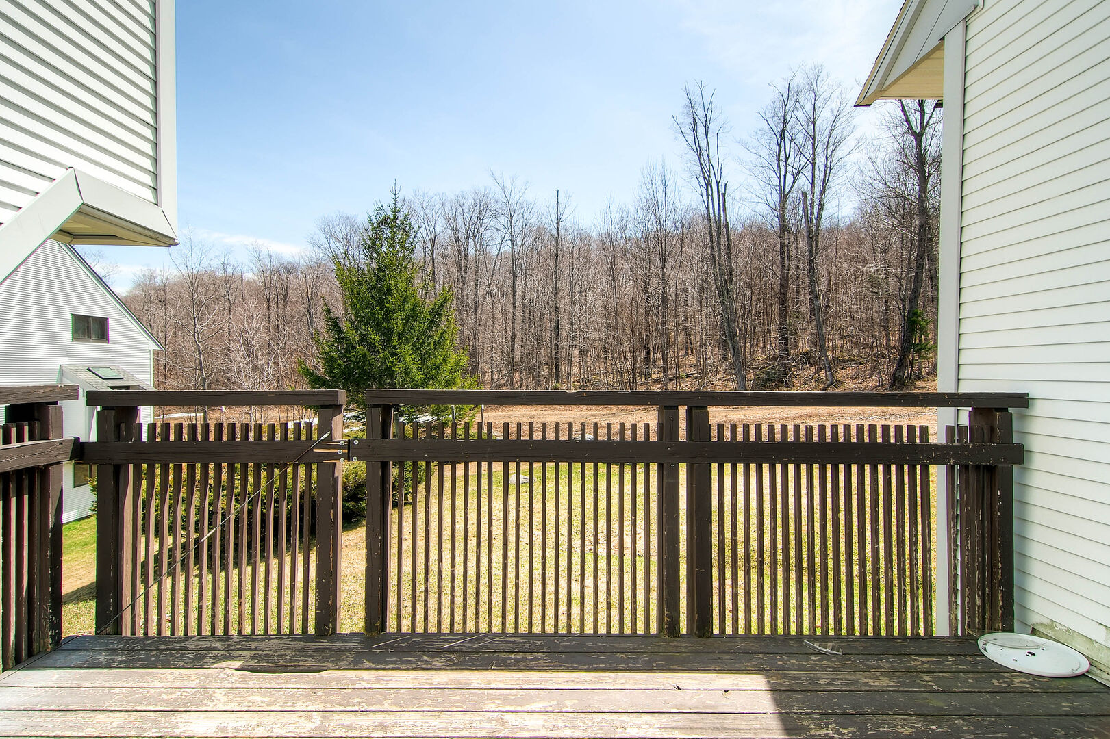 Outdoor deck w/ access to the ski trails