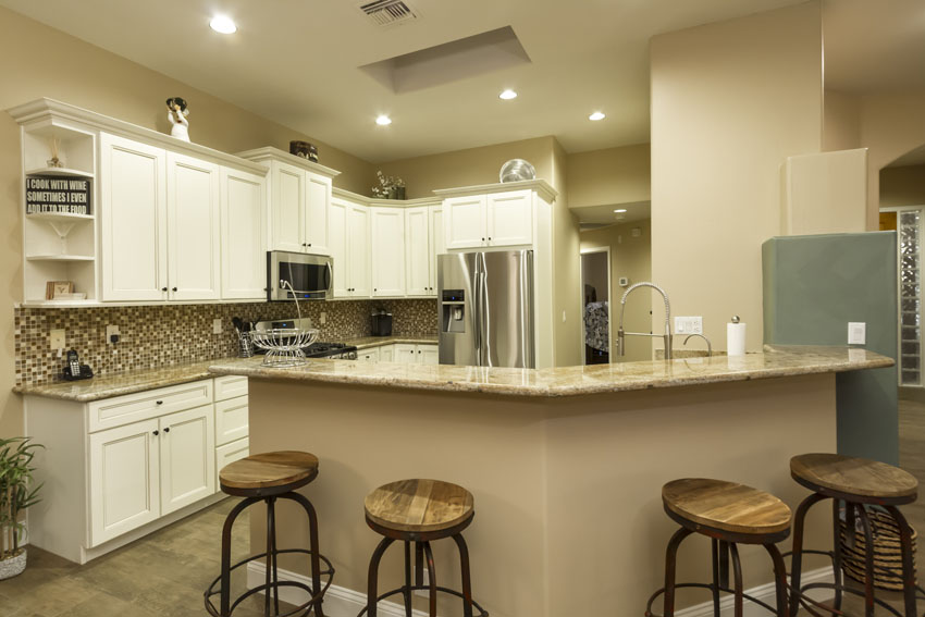 Kitchen has recessed lighting, reverse osmosis drinking water and stainless steel appliances