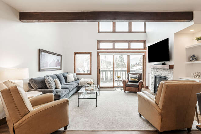 Living room with a vaulted ceiling,  Smart TV and gas fireplace