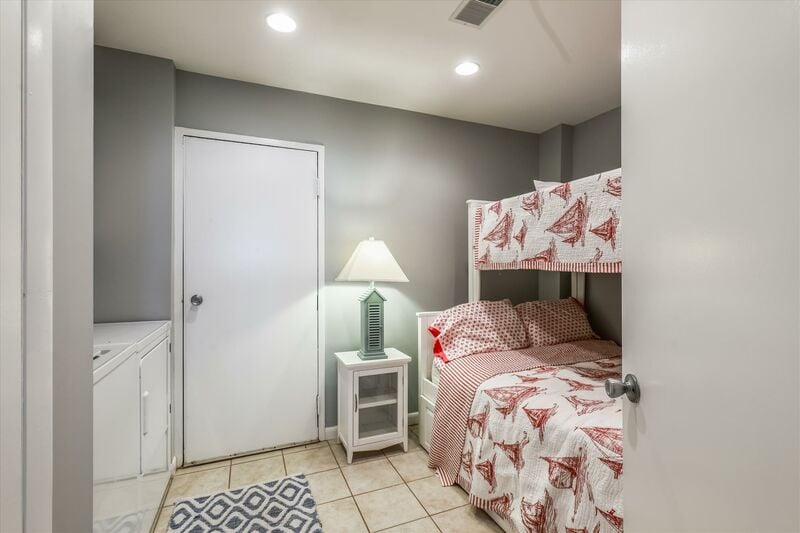 laundry room w/bunk (double bottom, twin top)