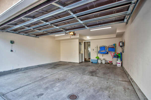 Spacious Garage with Washer/Dryer and Beach Gear