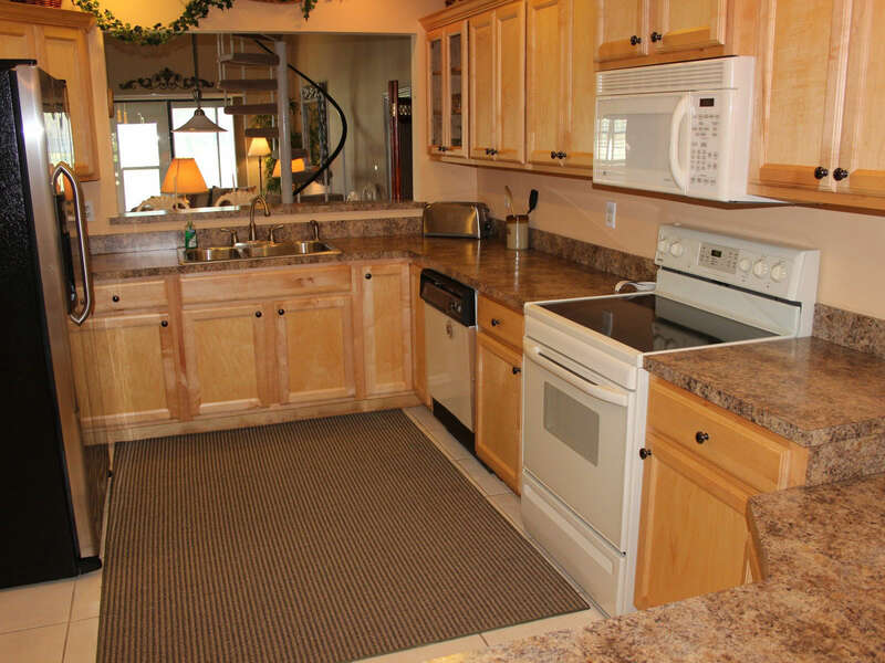 Beautiful, fully equipped kitchen with granite counter tops.