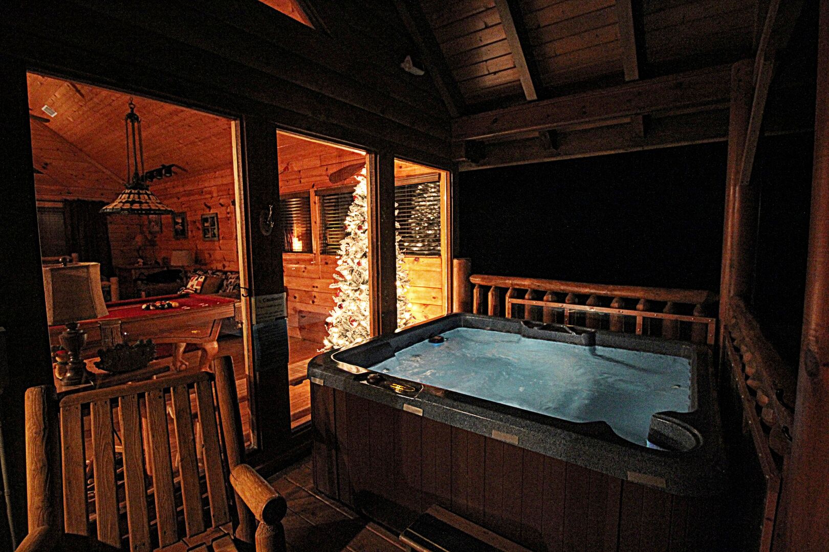 A 5 PERSON HOT TUB, UPPER DECK WITH STUNNING VIEW TO ONE SIDE, GORGEOUS CHRISTMAS TREE ON THE OTHER