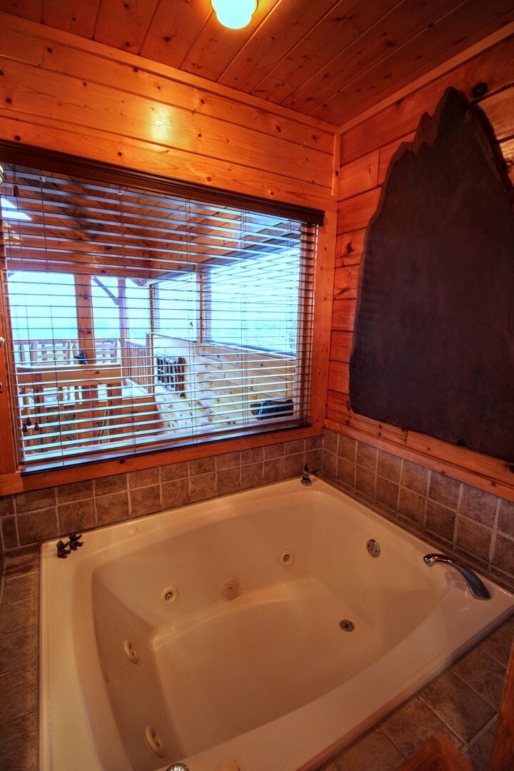 2 PERSON JACUZZI WITH VIEW, HOOKS FOR TOWELS, AND A DIMMABLE LIGHT. BEAUTIFUL WALNUT SLAB ART.