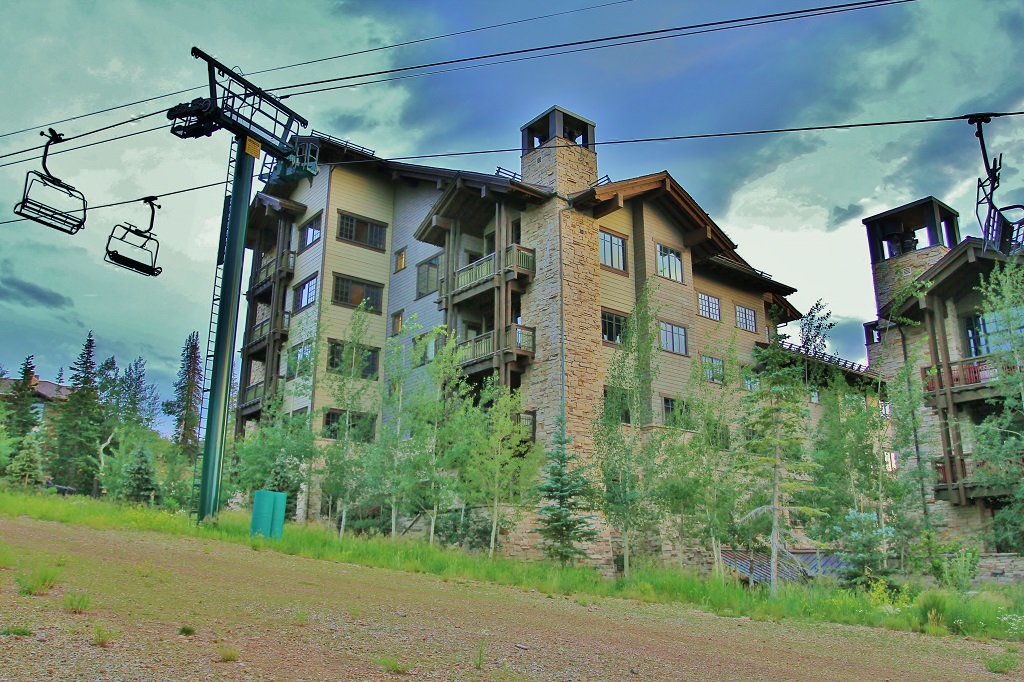 Back of Arrowleaf Lodge and Silver Strike Express chair lift