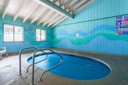 Indoor pool , indoor hot tub and suana