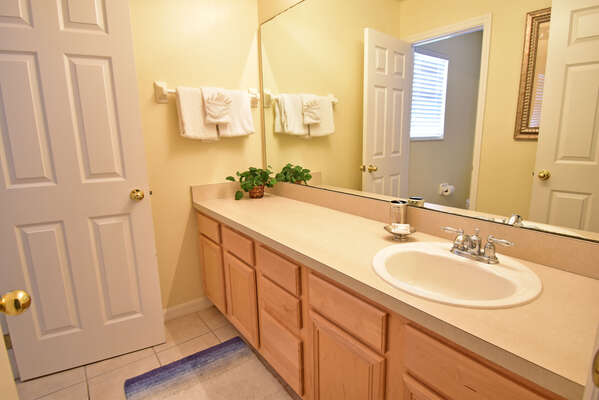 Family bathroom showing basin