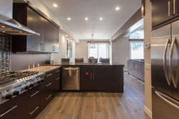 Fully Equipped Kitchen with 4 Bar Stools