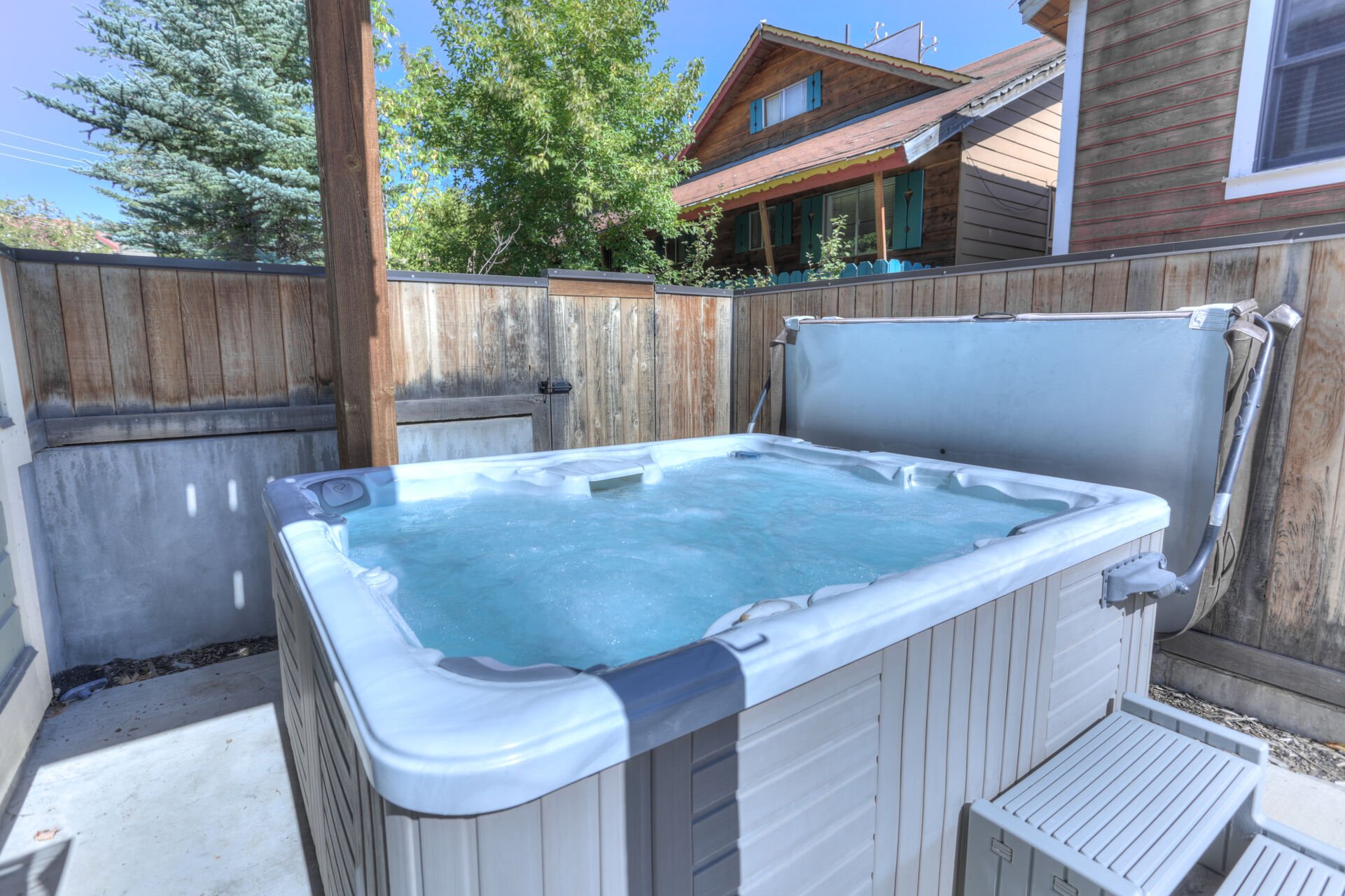 Cozy 6-seat hot tub on private back patio