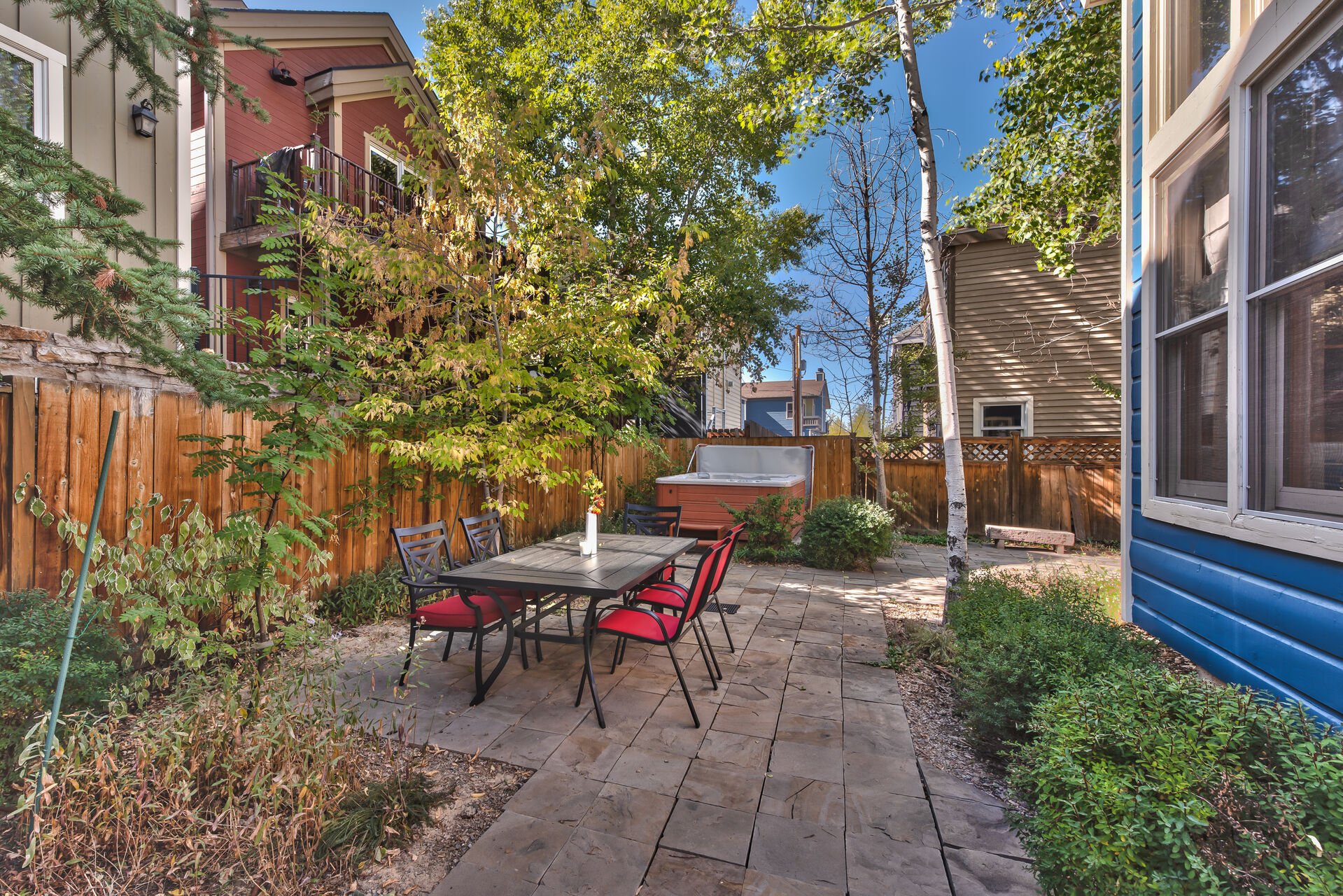 Private Back Yard with Hot Tub, BBQ Grill and Patio Seating