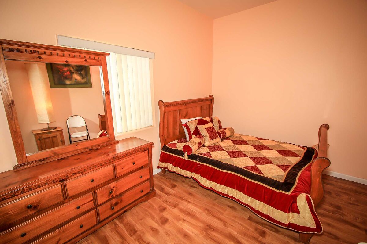 Bedroom 6- Queen Bed