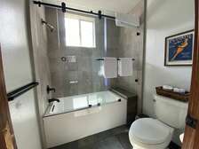 Newly Remodeled En-suite Full Master Bathroom- Shower and Tub