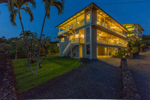 Another view of the front exterior of this Kona Hawai'i vacation rental.