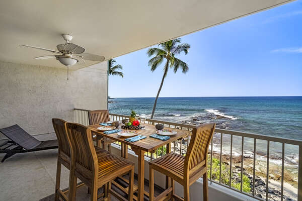 Lanai with a table and seats for 4