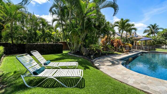 Lounge poolside at Hawaiian Honu House