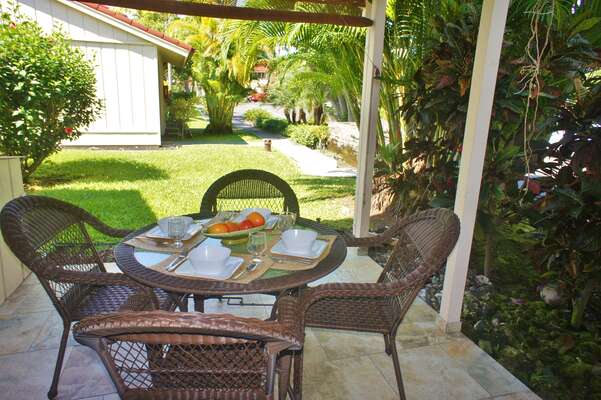 Private lanai offers outdoor dining